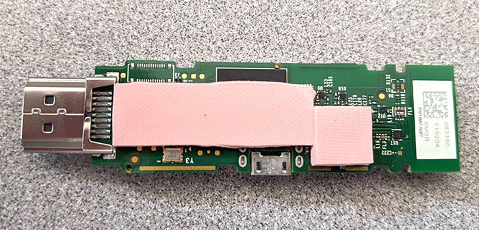 亚马逊火电视棒PCB底部的视图用粉红色的Cushioing垫