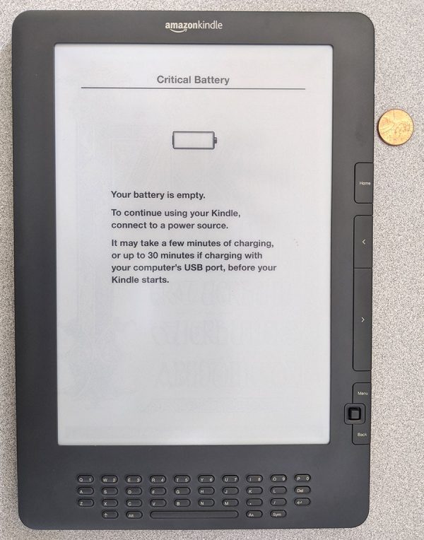 Kindle DX的前面的照片与死的电池