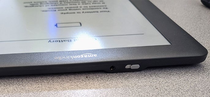 Kindle DX的顶部边缘的照片与耳机插孔和电源开关