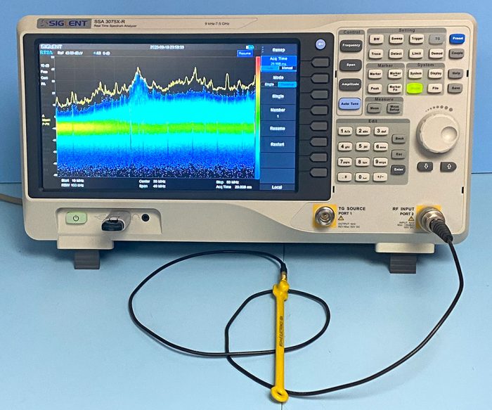 SSA3075X-R实时频谱分析仪在长凳上的照片