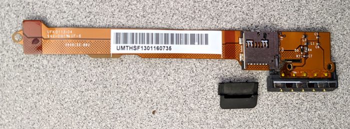 Microsoft曲面RT充电连接器和MicroSDXC读卡器组件前面的照片