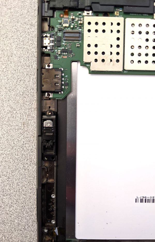 没有充电连接器和microdxc读卡器组件的Microsoft曲面RT的照片