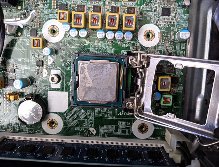 主板上旧CPU的照片，支架被移除