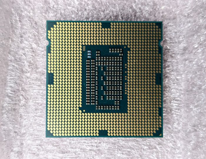 旧CPU底部被清理的照片
