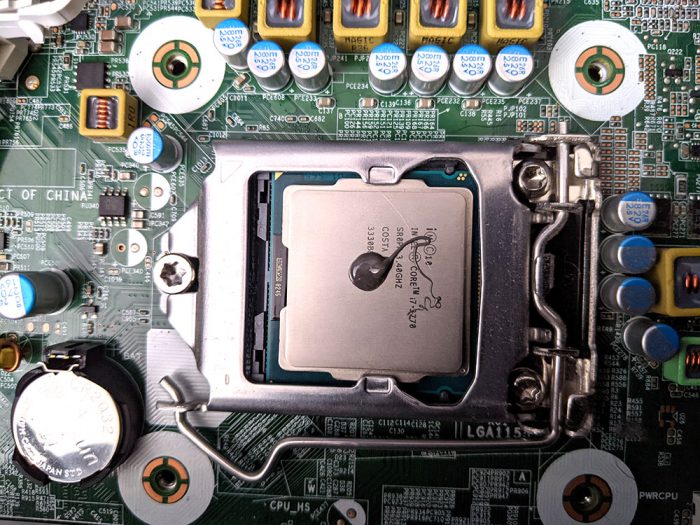 新CPU安装与热膏应用的照片