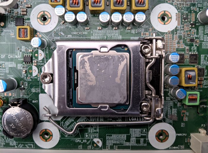 旧CPU的照片在黑板上