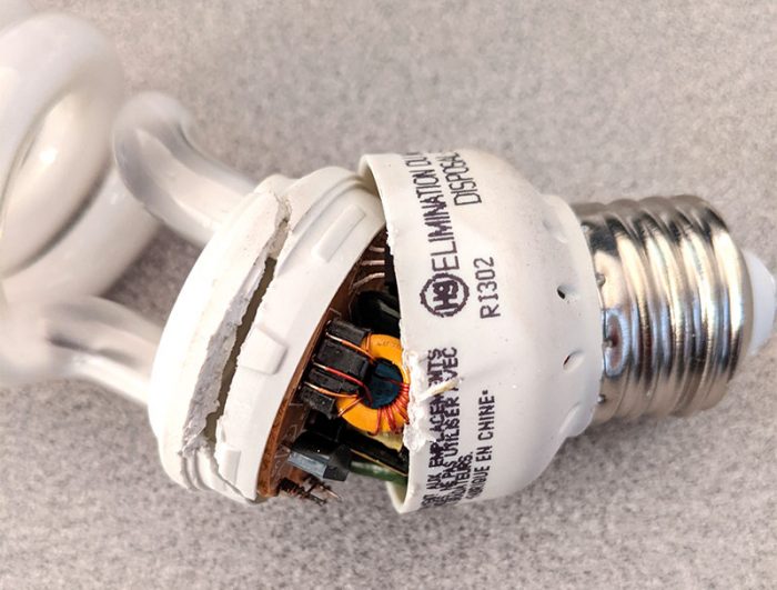 CFL灯泡组件外露的照片