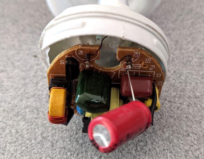 CFL灯泡和PCB之间的接线被切断的照片