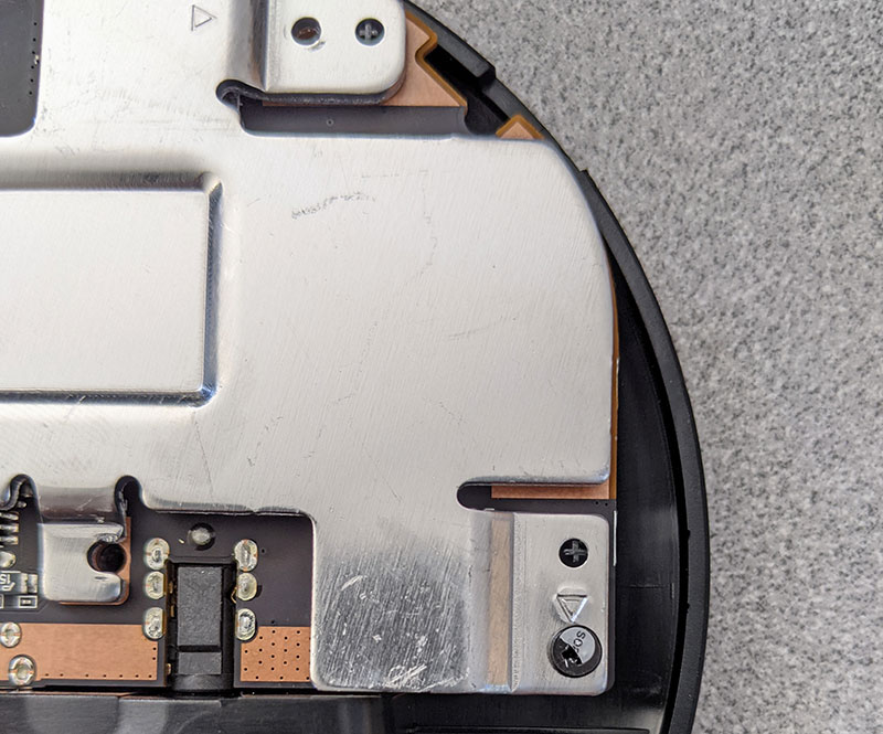 Nexus播放器上散热片螺钉的照片与保修空洞贴纸
