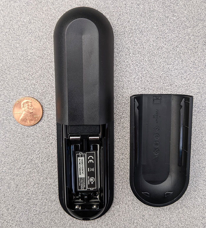 遥控电池盖的Nexus播放器的背面的照片和规模的一分钱