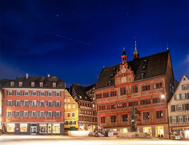 Tübingen市政厅的照片有可见的Starlink卫星的在上面夜空