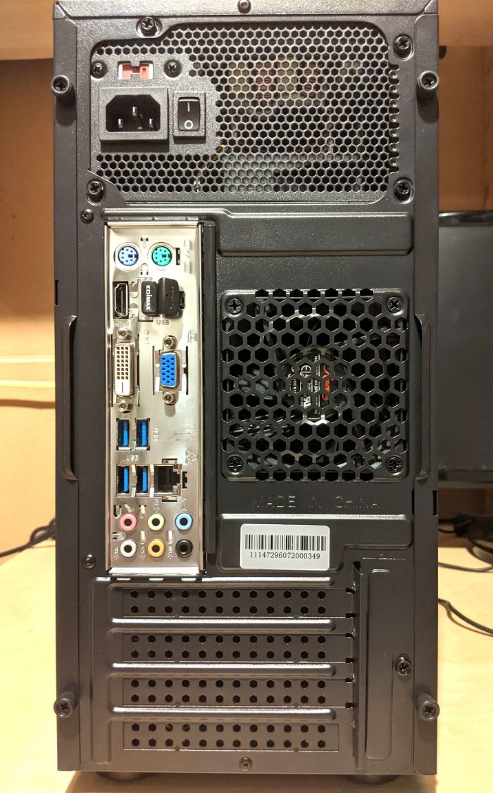 基于AMD四核A8-5600K的PC的背面的照片显示其端口
