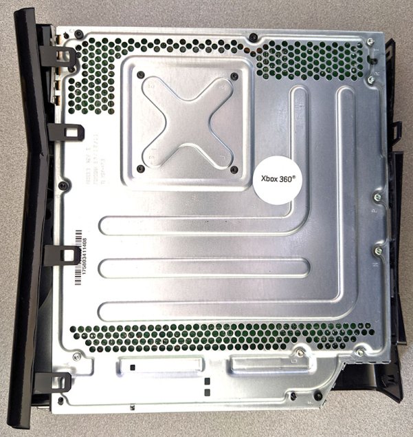 xbox360 S的底盘下面的照片